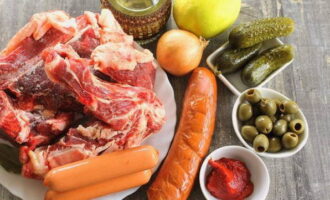 Как приготовить сборную мясную солянку с колбасой по классическому рецепту? Говядина на кости нужна будет для варки бульона, но вы можете использовать и любой другой готовый бульон.
