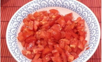 Начнем заготовку заправки для борща на зиму из свеклы, моркови, помидоров и перца с подготовки овощей. Помидоры промываем и режем кубиками.