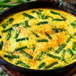 Омлет с чесночными стрелками на сковороде